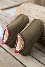 Cargar imagen en el visor de la galería, Sage Green Suede Print Plush Lined Snow Slide In Boots
