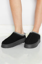 Cargar imagen en el visor de la galería, Black Suede Print Plush Lined Snow Slide In Boots