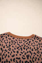 Cargar imagen en el visor de la galería, Khaki Leopard Striped Patchwork Plus Size Loose Sweatshirt