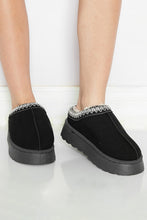 Cargar imagen en el visor de la galería, Black Suede Print Plush Lined Snow Slide In Boots