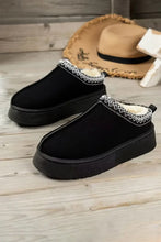 Cargar imagen en el visor de la galería, Black Suede Print Plush Lined Snow Slide In Boots