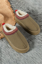 Cargar imagen en el visor de la galería, Sage Green Suede Print Plush Lined Snow Slide In Boots