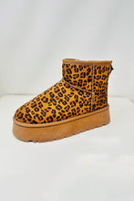 Cargar imagen en el visor de la galería, WILD DIVA Thermal Furry Leopard Platform Booties