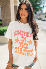 Cargar imagen en el visor de la galería, White SOMETHING IN THE ORANGE Graphic Crew Neck T Shirt