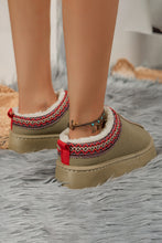 Cargar imagen en el visor de la galería, Sage Green Suede Print Plush Lined Snow Slide In Boots