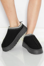 Cargar imagen en el visor de la galería, Black Suede Print Plush Lined Snow Slide In Boots