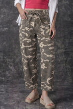 Cargar imagen en el visor de la galería, Khaki Leopard Printed Drawstring Elastic Waistband Pocketed Barrel Jeans