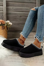 Cargar imagen en el visor de la galería, Black Suede Print Plush Lined Snow Slide In Boots
