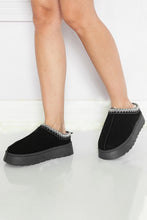 Cargar imagen en el visor de la galería, Black Suede Print Plush Lined Snow Slide In Boots