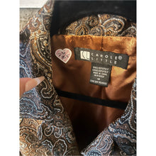 Cargar imagen en el visor de la galería, Carole Little Metallic Paisley Longline Blazer Jacket in Gold with Black Buttons
