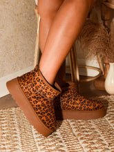 Cargar imagen en el visor de la galería, WILD DIVA Thermal Furry Leopard Platform Booties