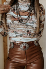 Cargar imagen en el visor de la galería, Brown Western Wild Horses Print Hollow-out High Neck Top
