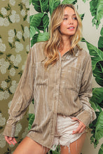 Cargar imagen en el visor de la galería, Golden Fleece Loose Fit Chest Pockets Buttoned Velvet Shirt
