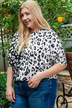 Cargar imagen en el visor de la galería, Black Plus Size Contrast Leopard Half Sleeve Blouse
