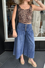 Cargar imagen en el visor de la galería, Dusk Blue High Rise Buttons Pleated Cropped Wide Leg Denim Pants
