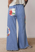 Cargar imagen en el visor de la galería, Myosotis Floral Peace Sign Embroidered Patch Wide Leg Jeans
