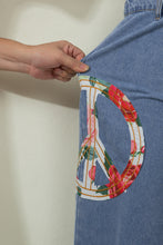 Cargar imagen en el visor de la galería, Myosotis Floral Peace Sign Embroidered Patch Wide Leg Jeans
