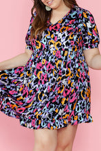 Cargar imagen en el visor de la galería, Purple Leopard Print Ruffled V Neck Plus Size Mini Dress
