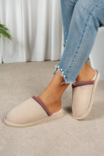 Cargar imagen en el visor de la galería, Gray Faux Suede Plush Liner Contrast Embroidered Detail Winter Slippers
