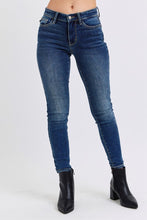 Cargar imagen en el visor de la galería, Judy Blue Full Size Mid-Rise Waist Skinny Jeans with Pockets
