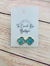 Cargar imagen en el visor de la galería, Clover Stud Trending Earrings
