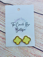 Cargar imagen en el visor de la galería, Clover Stud Trending Earrings
