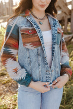 Cargar imagen en el visor de la galería, Multicolor Aztec Print Frayed Hem Denim Jacket
