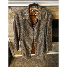 Cargar imagen en el visor de la galería, Carole Little Metallic Paisley Longline Blazer Jacket in Gold with Black Buttons
