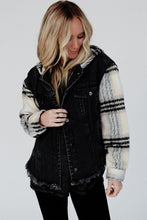 Cargar imagen en el visor de la galería, Black Plaid Sleeve Frayed Hem Hooded Denim Jacket
