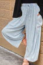 Cargar imagen en el visor de la galería, Beau Blue Light Wash Side Pockets Elastic High Waist Wide Leg Oversized Jeans
