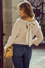 Cargar imagen en el visor de la galería, Apricot Lantern Sleeve V Neck Knot Back Sweater
