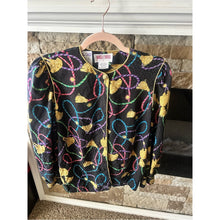 Cargar imagen en el visor de la galería, Maggie London 100% Silk Black Tassel Print Puff Sleeve Top with Good Buttons
