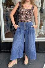 Cargar imagen en el visor de la galería, Dusk Blue High Rise Buttons Pleated Cropped Wide Leg Denim Pants
