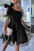 Cargar imagen en el visor de la galería, Black Bowtie One-shoulder Tulle Overlay Skater Dress
