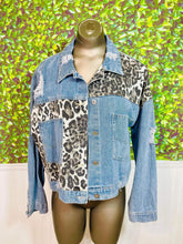 Cargar imagen en el visor de la galería, Leopard Print Distressed Jean Jacket
