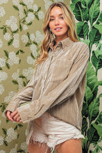 Cargar imagen en el visor de la galería, Golden Fleece Loose Fit Chest Pockets Buttoned Velvet Shirt
