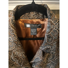 Cargar imagen en el visor de la galería, Carole Little Metallic Paisley Longline Blazer Jacket in Gold with Black Buttons
