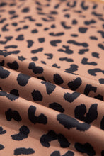 Cargar imagen en el visor de la galería, Khaki Leopard Striped Patchwork Plus Size Loose Sweatshirt
