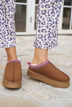 Cargar imagen en el visor de la galería, Chestnut Suede Contrast Print Plush Lined Snow Boots
