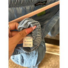 Cargar imagen en el visor de la galería, Haute Monde Off-Shoulder Wide-Leg Jumpsuit in Light Blue Denim
