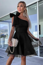 Cargar imagen en el visor de la galería, Black Bowtie One-shoulder Tulle Overlay Skater Dress
