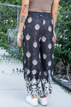 Cargar imagen en el visor de la galería, Black Bohemian Printed Drawstring Waist Wide Leg Pants
