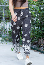 Cargar imagen en el visor de la galería, Black Bohemian Printed Drawstring Waist Wide Leg Pants
