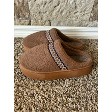 Cargar imagen en el visor de la galería, Brand New Chocolate Cozy Faux Sherpa Slippers- Women's
