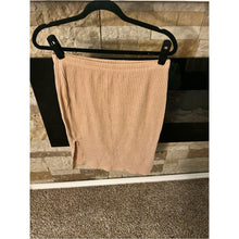 Cargar imagen en el visor de la galería, Modern Beige Cream Ribbed Midi Skirt in Beige with Matching Crop Top Chic
