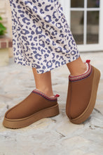 Cargar imagen en el visor de la galería, Chestnut Suede Contrast Print Plush Lined Snow Boots
