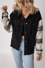 Cargar imagen en el visor de la galería, Black Plaid Sleeve Frayed Hem Hooded Denim Jacket
