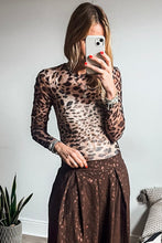 Cargar imagen en el visor de la galería, Brown Leopard Round Neck Long Sleeve Slim Top
