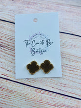 Cargar imagen en el visor de la galería, Clover Stud Trending Earrings
