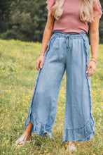 Cargar imagen en el visor de la galería, Myosotis Light Wash Raw Hem Ruffled Wide Leg Jeans
